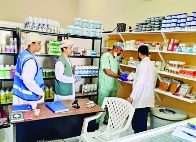 Инспекторы проверяют качество продуктов на рынках Омана.